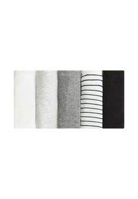 Cinq chemises en coton pliées, en blanc, gris clair, gris foncé, blanc à rayures noires et noir, disposées côte à côte.