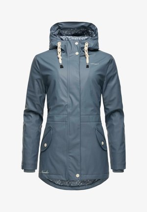Veste impermeable teal avec capuche, présentant des cordons de serrage crème, des boutons sur le devant et deux poches latérales avec fermetures à pression. Doublure intérieure design.