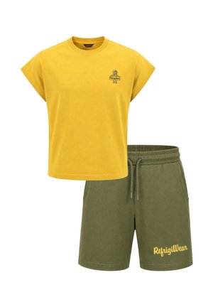 T-shirt gialla a maniche corte con piccola grafica e pantaloncini verde oliva con coulisse con scritta "RefrigiWear" sulla gamba sinistra.