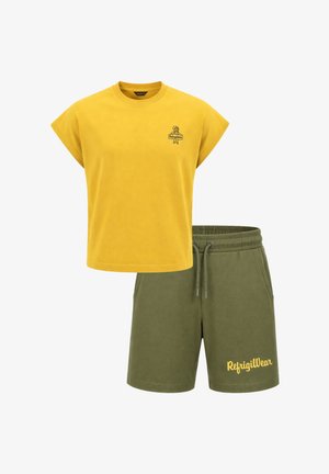 T-shirt gialla a maniche corte con piccola grafica e pantaloncini verde oliva con coulisse con scritta "RefrigiWear" sulla gamba sinistra.