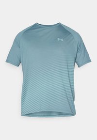 Camiseta atlética de manga corta azul claro con cuello redondo, que presenta un diseño en degradado y sutiles rayas horizontales cerca del dobladillo.