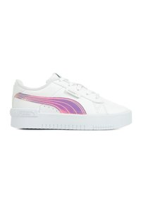 Sneaker sportivo bianco realizzato in materiale sintetico, con una striscia iridescente Puma e una suola bianca testurizzata con accenti scanalati.
