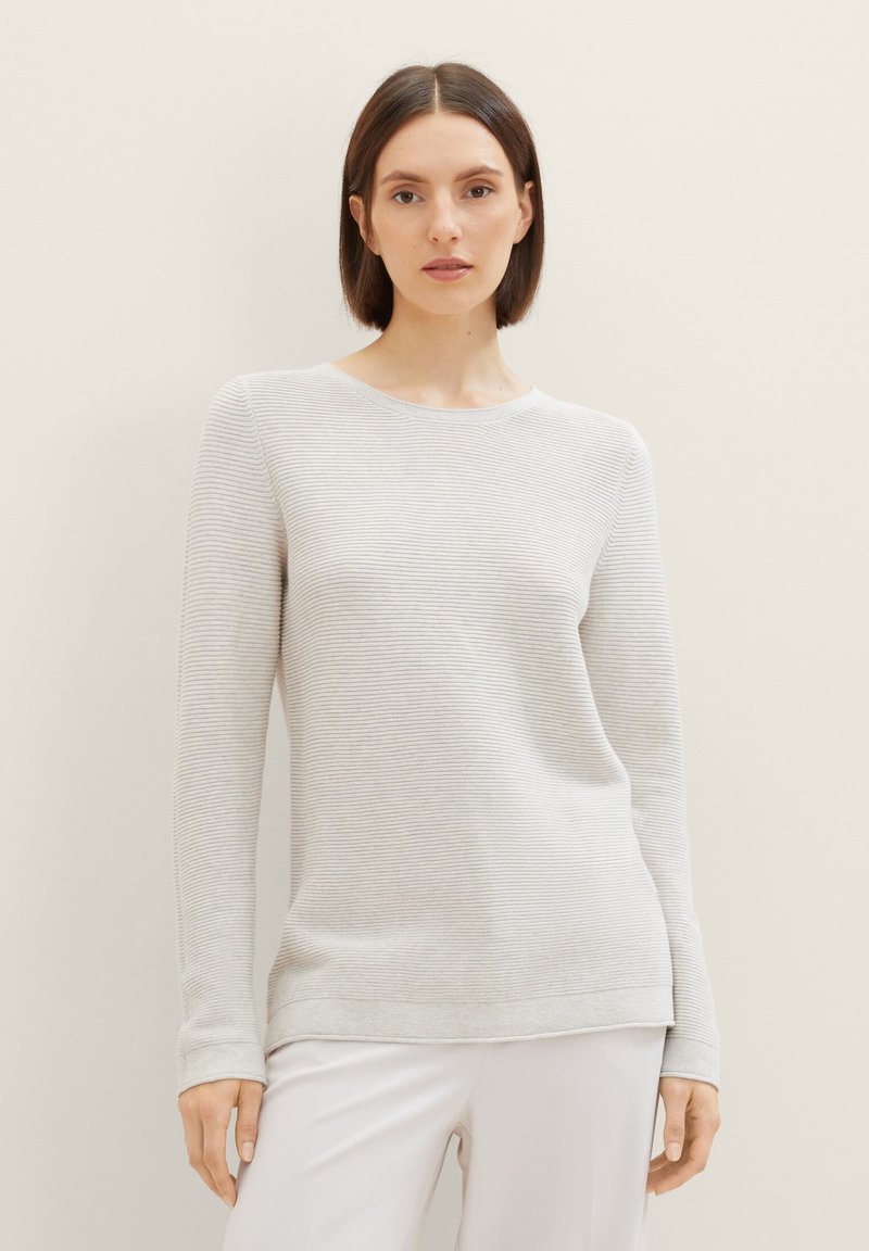 Pull en maille côtelée gris clair à manches longues, col rond et coupe décontractée. Texture douce et subtiles rayures horizontales.
