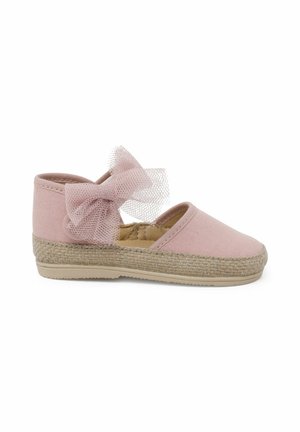 Roze stoffen espadrille met een tule strik, ronde neus en gevlochten jute middenzool. Zachte textuur en open zijkanten zorgen voor ademend vermogen.
