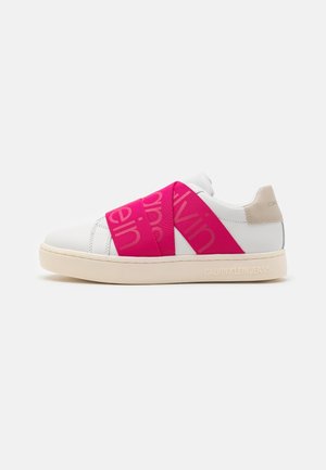 Baskets blanches basses avec languette de talon beige et larges bandes élastiques roses croisées sur le dessus, semelle en caoutchouc embossée du logo Calvin Klein Jeans.