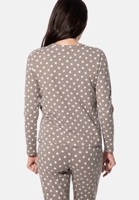 Langärmeliges Top in Taupe mit weißen Punkten aus weichem Stoff. Das Design umfasst einen runden Ausschnitt und eine lockere Passform.