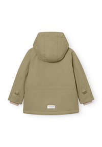 Parka pour enfants de couleur vert olive avec capuche, poignets élastiques et texture lisse. Présente une étiquette de logo au dos et des ajusteurs latéraux.