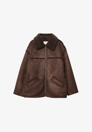 Giacca in shearling marrone con ampio colletto, zip frontale e due tasche inclinate, progettata per calore e comfort.