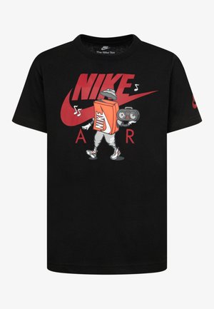 Czarny t-shirt Nike z czerwonym logo i kreskówką przedstawiającą chodzące pudełko na buty Nike Air trzymające boombox, noszące kapelusz i trampki.
