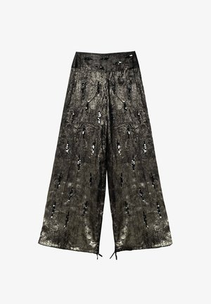 Pantalones negros de pierna ancha con un material texturizado y detalles de lentejuelas. El diseño incluye una cintura alta y detalles con cordón.