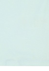 Tela de algodón de color azul claro con una textura suave, que presenta un dobladillo limpio en la parte inferior y sin patrones o adornos visibles.