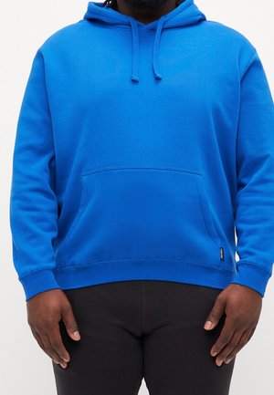 Haut à capuche en coton bleu avec poche kangourou frontale, capuche ajustable avec cordon de serrage, poignets en maille côtelée et ourlet. Présente une petite étiquette de marque sur le côté.