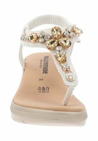Sandal bianco con decorazioni in oro e gemme chiare, suola piatta, cinturino alla caviglia regolabile, soletta testurizzata, taglia 37. Finitura liscia.