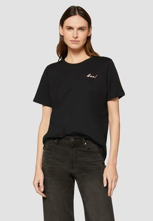 Zwart katoenen T-shirt met korte mouwen en een ronde halslijn, met een klein geborduurd "kijk!" detail in contrasterende kleur.