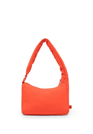 Helle orangefarbene Schultertasche mit gepolstertem Träger, rechteckiger Form, Reißverschluss und kleinem Markenlogo auf der Vorderseite.