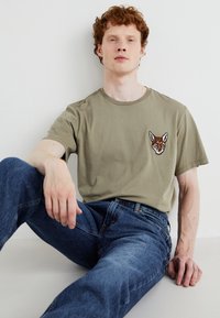DOCKERS GRAPHIC TEE - Tricou cu imprimeu - khaki