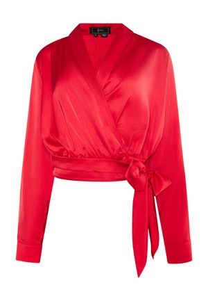Rode satijnen wikkeltop met lange mouwen, een diepe V-hals en een strikdetail op de taille, met een gladde textuur en een aansluitende snit.