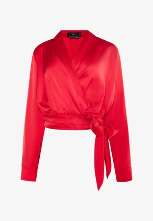 Rode satijnen wikkeltop met lange mouwen, een diepe V-hals en een strikdetail op de taille, met een gladde textuur en een aansluitende snit.
