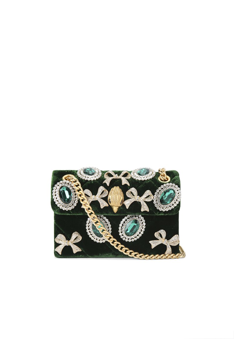 Groene fluwelen handtas met juweelstrikken en versieringen. Voorzien van een gouden kettinghengsel en decoratieve schelpdetail aan de voorkant.