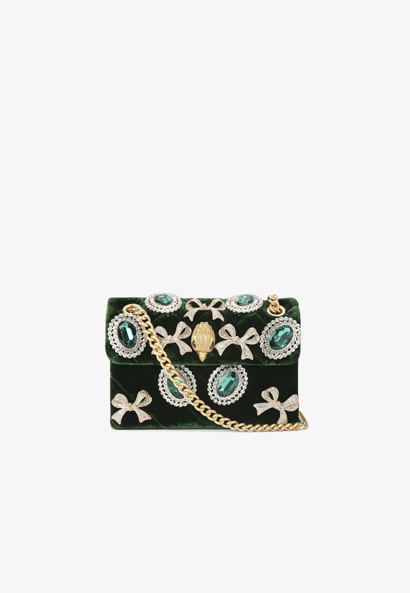 Groene fluwelen handtas met juweelstrikken en versieringen. Voorzien van een gouden kettinghengsel en decoratieve schelpdetail aan de voorkant.