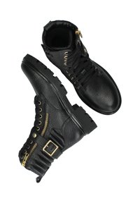 Zwarte leren enkelboots met een gestructureerde afwerking, gouden ritsen en een gespdetail. Voorzien van een stevige rubberen zool met een profiel.