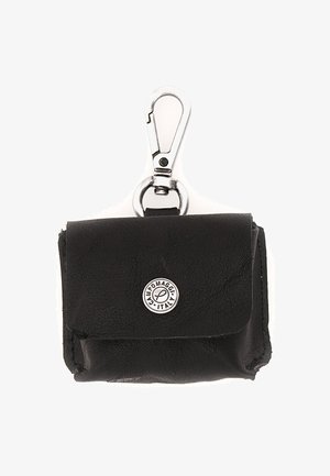 Borsetta in pelle nera con bottone a scatto argentato etichettata "Campomaggi Italia" e gancio metallico per attacco.