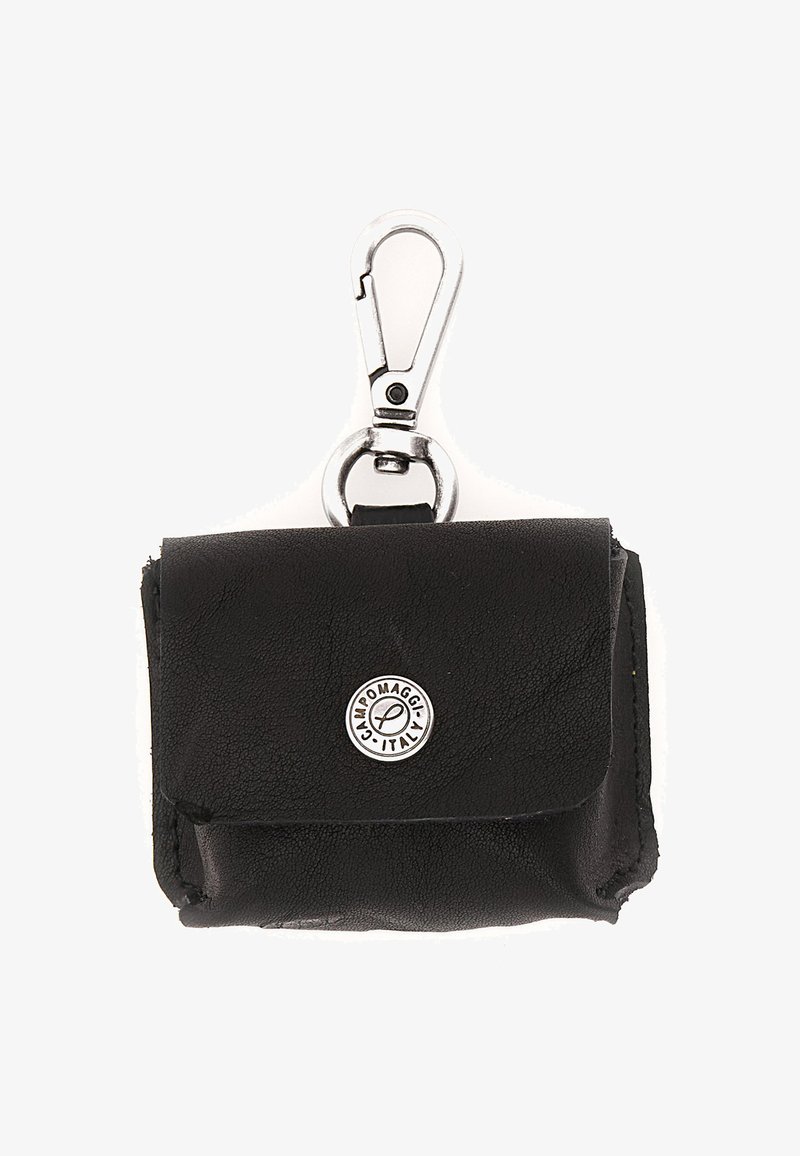 Borsetta in pelle nera con bottone a scatto argentato etichettata "Campomaggi Italia" e gancio metallico per attacco.