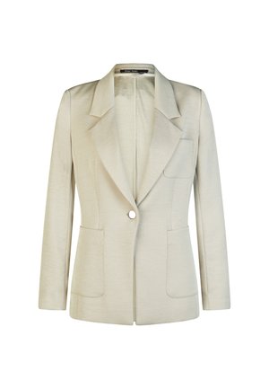 Beiger, maßgeschneiderter Blazer mit breiten Revers, einreihiger Knopfleiste und drei Pattentaschen, vor weißem Hintergrund präsentiert.