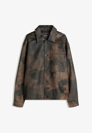 Jachetă din imitație de piele maro și neagră, cu un model marmorat, cu nasturi pe partea din față, un buzunar pe piept și guler larg, așezată plat pe un fundal alb.