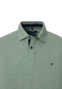 Zielona koszulka polo z krótkim rękawem, z kołnierzykiem, dwoma guzikami i logo na piersi. Wykonana z elastycznego materiału o teksturowanym wykończeniu.