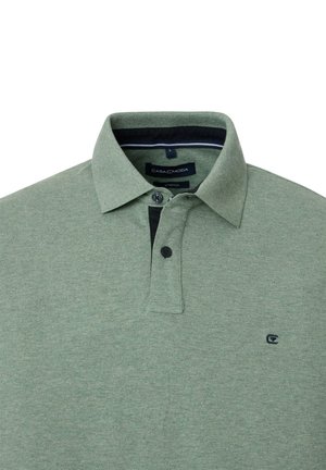 Grøn kortærmet polo-shirt med krave, to knapper og et logo på brystet. Fremstillet af strækbart stof med en struktureret overflade.