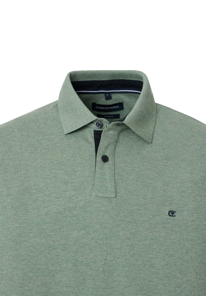 Zielona koszulka polo z krótkim rękawem, z kołnierzykiem, dwoma guzikami i logo na piersi. Wykonana z elastycznego materiału o teksturowanym wykończeniu.