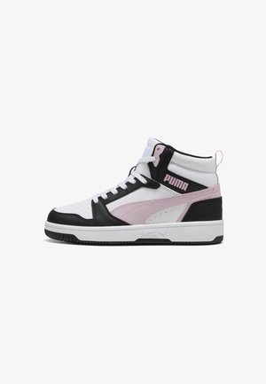 Sapatilhas de cano alto em couro branco, preto e rosa, com bico perfurado, fecho de atacadores e logótipo PUMA na lateral.