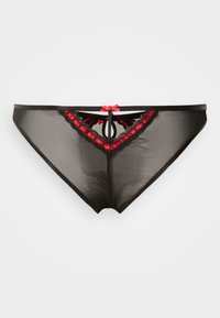 Μαύρο διαφανές εσώρουχο με κόκκινη και μαύρη δαντέλα, με κεντρικό φιόγκο και πολύπλοκες λεπτομέρειες, σχεδιασμένο με σιλουέτα σε σχήμα V.