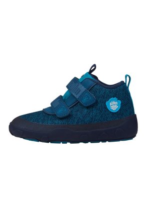 Marineblaue und türkisfarbene Kinderschuhe mit einem gestrickten Obermaterial und zwei Klettverschlüssen, ausgestattet mit einer Gummisohle und blauen Logodetails.
