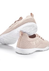 Helle, rosa Strick-Sneaker aus strukturiertem Stoff, mit runder Zehe, weißer Gummisohle und Zuglaschen an der Ferse für einfaches An- und Ausziehen.