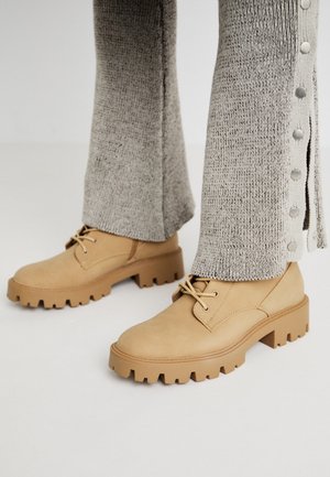 ONLBETTY LACE UP BOOT - Bottines à plateau - brown