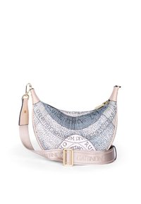 Lille halvmåneformet crossbody-taske med lys rosa læderkanter og -rem, prydet med et blåt og hvidt abstrakt tekstmønster.