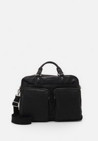 Sac en cuir noir avec texture tissée, poches avant, deux poignées supérieures, bandoulière réglable et accents en métal argenté.