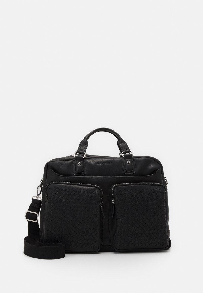 Sac en cuir noir avec texture tissée, poches avant, deux poignées supérieures, bandoulière réglable et accents en métal argenté.