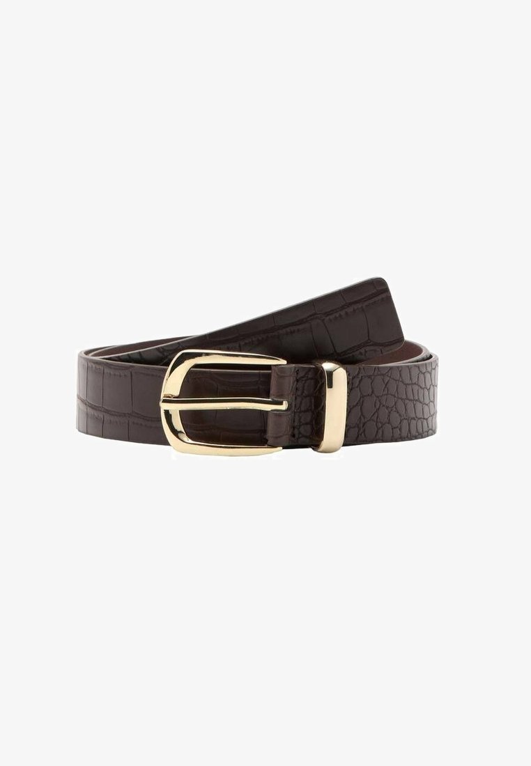 Ceinture en cuir marron foncé avec texture crocodile et boucle rectangulaire dorée brillante, enroulée sur un fond blanc.