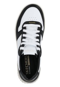 Czarno-biała sneaker marki Skechers z gładką skórzaną cholewką, białymi sznurowadłami oraz wyściełaną wkładką z złotym logo, teksturowaną podeszwą.