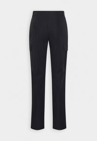 Czarne spodnie o prostych nogawkach z bocznymi kieszeniami cargo, szlufkami na pasek i czystym, minimalistycznym designem, pokazane z tyłu na białym tle.