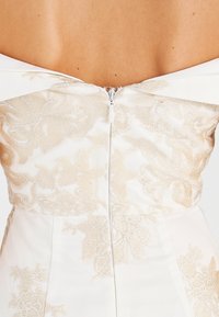 Chi Chi London Petite Koktejlové šaty / šaty na párty - off-white