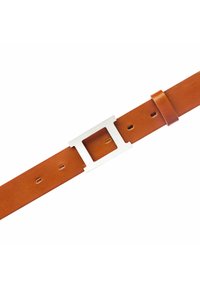 Cinturón de cuero marrón con una hebilla rectangular de metal plateado. Presenta orificios para ajustes y textura suave. Diseño simple y minimalista.