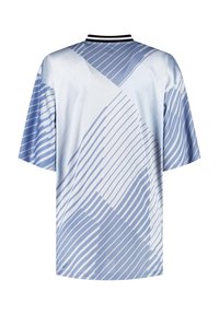 Jasnoniebieska koszula z krótkim rękawem z geometrycznym wzorem, z liniami i kształtami w różnych odcieniach niebieskiego. Zawiera czarny detal kołnierza.