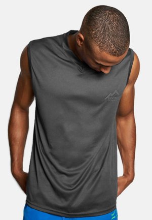 Graues ärmelloses Shirt aus glattem Stoff mit V-Ausschnitt, das ein kleines Berglogo auf der Brust und minimale Drapierung aufweist.