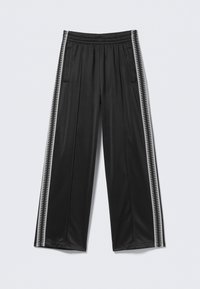 Schwarze weite Hosen aus glattem Stoff. Verfügt über einen elastischen Bund und seitliche Taschen. Zwei vertikale weiße Streifen mit Zickzackmuster.