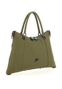 Borsa sintetica verde oliva con due manici superiori, chiusura con cerniera, dettagli neri ed elementi decorativi blu sulla chiusura. Base piatta per stabilità.