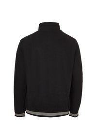 Giacca nera con colletto alto, caratterizzata da una texture liscia e polsini a righe. Design semplice, senza loghi o decorazioni visibili.